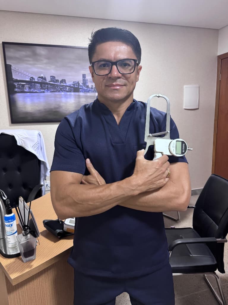 Dr. Valdenor Alves, nutricionista, em seu consultório em Rio Verde - GO